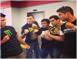 Renan Barão (2° da dir. para esq.) e amigos "intimidando"Dominick Cruz (Esq.) em visita ao Brasil.