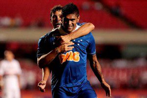 SÃO PAULO, SP - 20.07.2013: BRASILEIRO/SÃO PAULO x CRUZEIRO - Luan festeja após marcar gol - Partida entre São Paulo e Cruzeiro, Válida pela 8ª rodada do Campeonato Brasileiro de Futebol 2013, realizada no estádio Cícero Pompeu de Toledo (Morumbi), na zona oeste da capital paulista, neste sábado. (Foto: Miguel Schincariol/Folhapress)