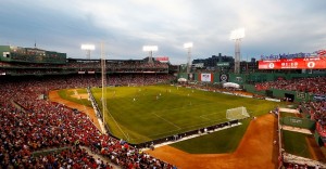 O curioso é que o estádio do RED Sox é verde. Vai entender...