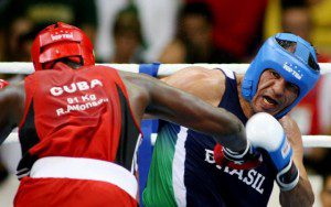 rogerio-minotouro-tenta-golpe-durante-a-disputa-do-pan-do-rio-em-2007-como-boxeador-o-lutador-de-mma-ficou-com-o-bronze-entre-os-superpesados-1343311958654_560x350
