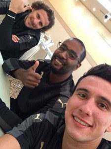 Cacau (C) e Forlán (E), agora ex-companheiros de Pablo