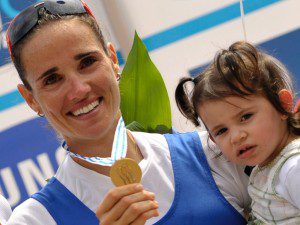 fabiana-beltrame-comemora-com-medalha-de-ouro-e-a-filha-alice-no-colo-quebrando-o-protocolo-no-podio-do-mundial-de-remo-1314965773631_1024x768