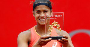 teliana-pereira-mostra-o-trofeu-apos-vencer-torneio-em-bogota-1429473232809_956x500
