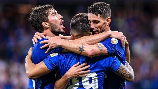 TAÇA LIBERTADORES DA AMÉRICA DE 2018. FASE DE GRUPOS. GRUPO 1. MONAGAS. VENEZUELA. DEFENSOR. URUGUAI. GRUPO 3. PEÑAROL. URUGUAI. LIBERTAD. PARAGUAI. GRUPO 4. RÍVER PLATE. ARGENTINA. EMELEC. EQUADOR. GRUPO 5. CRUZEIRO-MG. BRASIL. VASCO-RJ. BRASIL. UNIVERSIDAD DE CHILE. CHILE. RACING. ARGENTINA. GRUPO 8. JUNIOR BARRANUILLA. COLÔMBIA. ALIANZA LIMA. PERU.