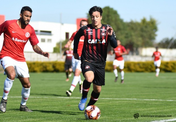 CAMPEONATO BRASILEIRO DE FUTEBOL SUB-23. FUTEBOL DE ASPIRANTES. GRUPO A. AMÉRICA-MG. SÃO PAULO-SP. VITÓRIA-BA. ATLÉTICO-PR. GRÊMIO-RS. GOIÁS-GO. SPORT-PE. ATLÉTICO-GO. GRUPO B. CORITIBA-PR. SANTOS-SP. INTERNACIONAL-RS. CHAPECOENSE-SC. BAHIA-BA. SANTA CRUZ-PE. FIGUEIRENSE-SC. AVAÍ-SC. PRIMEIRA FASE.
