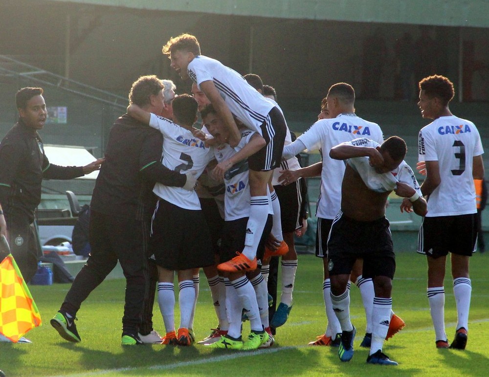 CAMPEONATO BRASILEIRO. SUB-20. GRUPO A. VASCO-RJ. CORINTHIANS-SP. GRUPO B. PALMEIRAS-SP. FLUMINENSE-RJ. GRÊMIO-RS. CHAPECOENSE-SC. PONTE PRETA-SP. GRUPO C. VITÓRIA-BA. CORITIBA-PR. CRUZEIRO-MG. SÃO PAULO-SP. BOTAFOGO-RJ. GRUPO D. FLAMENGO-RJ. INTERNACIONAL-RS. FIGUEIRENSE-SC. SANTOS-SP. ATLÉTICO-PR.
