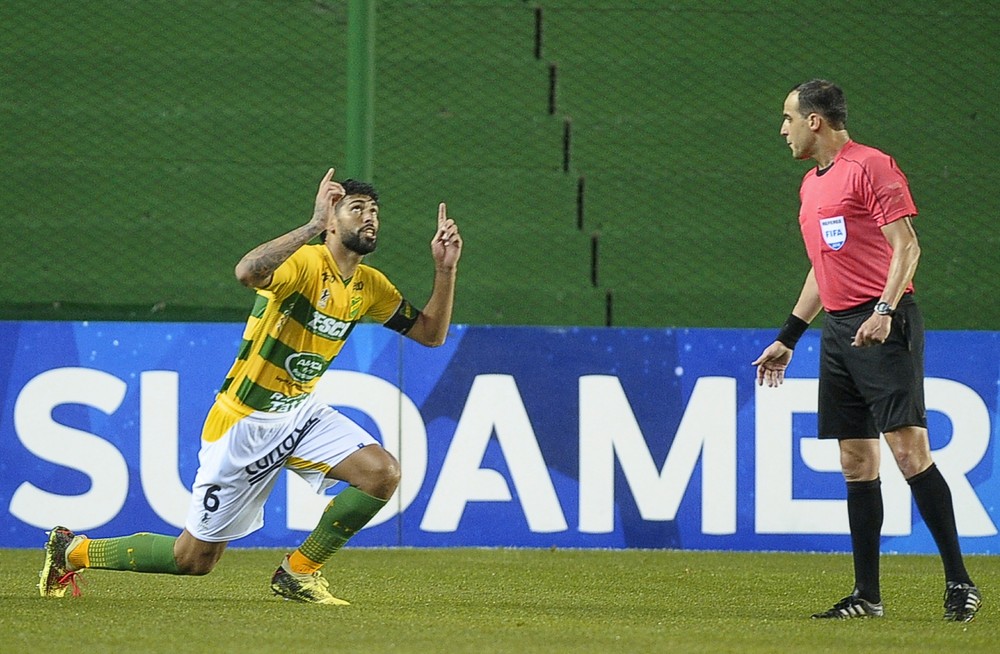 COPA SUL-AMERICANA DE 2018. OITAVAS DE FINAL. DEFENSA Y JUSTICIA. CLASSIFICADA. ARGENTINA. BANFIELD. ELIMINADA. ARGENTINA. QUARTAS DE FINAL. JUNIOR BARRANQUILLA. COLÔMBIA. OU. COLÓN. ARGENTINA.
