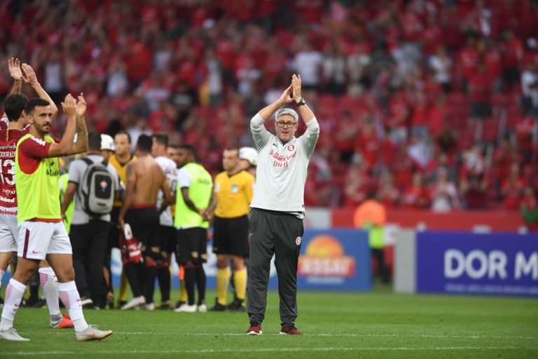 CAMPEONATO BRASILEIRO. SÉRIE A. VIGÉSIMA SÉTIMA RODADA. INTERNACIONAL-RS. VITÓRIA-BA. ATLÉTICO-MG. SPORT-PE. SÃO PAULO-SP. BOTAFOGO-RJ. CHAPECOENSE-SC. CEARÁ-CE. SANTOS-SP. ATLÉTICO-PR.