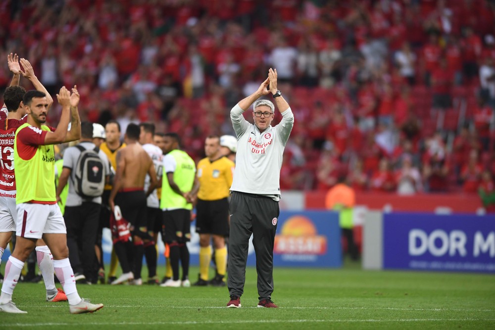 CAMPEONATO BRASILEIRO. SÉRIE A. VIGÉSIMA SÉTIMA RODADA. INTERNACIONAL-RS. VITÓRIA-BA. ATLÉTICO-MG. SPORT-PE. SÃO PAULO-SP. BOTAFOGO-RJ. CHAPECOENSE-SC. CEARÁ-CE. SANTOS-SP. ATLÉTICO-PR.