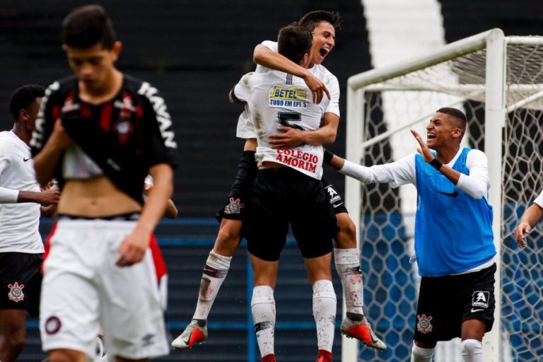 COPA DO BRASIL SUB-17. OITAVAS DE FINAL. PALMEIRAS-SP. CLASSIFICADO. INTERNACIONAL-RS. ELIMINADO. VASCO-RJ. CLASSIFICADO. VITÓRIA-BA. ELIMINADO. CORINTHIANS-SP. CLASSIFICADO. ATLÉTICO-PR. ELIMINADO. SANTOS-SP. CLASSIFICADO. AVAÍ-SC. ELIMINADO. CORITIBA-PR. CLASSIFICADO. BOTAFOGO-RJ. ELIMINADO. QUARTAS DE FINAL. PALMEIRAS-SP. VASCO-RJ. SÃO PAULO-SP. FLAMENGO-RJ.OU. AMÉRICA-MG. CORINTHIANS-SP. CRUZEIRO-MG.OU. FLUMINENSE-RJ. CORITIBA-PR. SANTOS-SP.