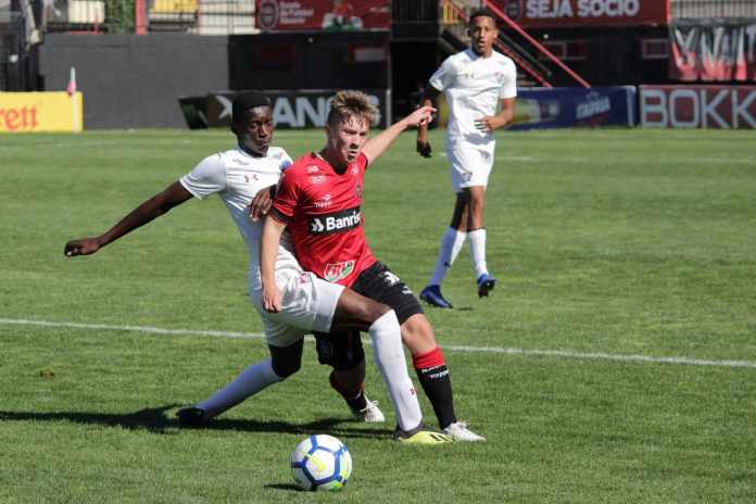 COPA DO BRASIL SUB-17. DEZESSEIS AVOS DE FINAL. FLUMINENSE-RJ. CLASSIFICADO. BRASIL DE PELOTAS-RS. ELIMINADO. PALMEIRAS-SP. CLASSIFICADO. VILA NOVA-GO. ELIMINADO. BOA ESPORTE-MG. ELIMINADO. INTERNACIONAL-RS. CLASSIFICADO. VITÓRIA-BA. PONTE PRETA-SP. OESTE-SP. VASCO-RJ. JUVENTUDE-RS. CRUZEIRO-MG. AMÉRICA-MG. CHAPECOENSE-SC. CEARÁ-CE. ELIMINADO. ATLÉTICO-MG. CLASSIFICADO.PARANÁ CLUBE-PR. SANTOS-SP. AVAÍ-SC. GRÊMIO-RS. PAYSANDU-PA. BOTAFOGO-RJ. OITAVAS DE FINAL. PALMEIRAS-SP. INTERNACIONAL-RS. ATLÉTICO-MG. FLUMINENSE-RJ. CLASSIFICADOS.