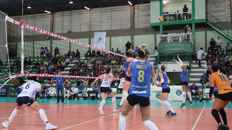 SUPERLIGA FEMININA DE VÔLEI. BRASÍLIA-DF. CURITIBA-PR. BALNEÁRIO CAMBURIU-SC. SÃO CAETANO-SP.