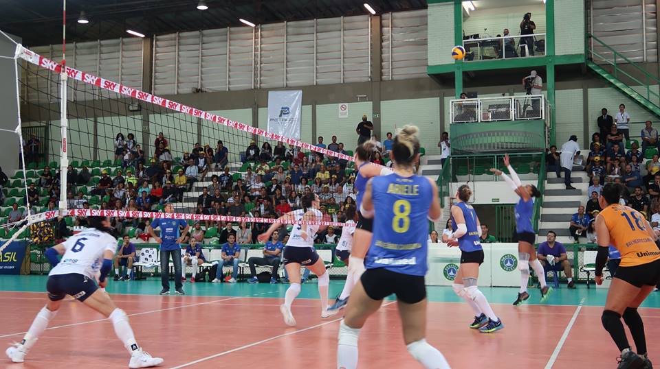 SUPERLIGA FEMININA DE VÔLEI. BRASÍLIA-DF. CURITIBA-PR. BALNEÁRIO CAMBURIU-SC. SÃO CAETANO-SP.