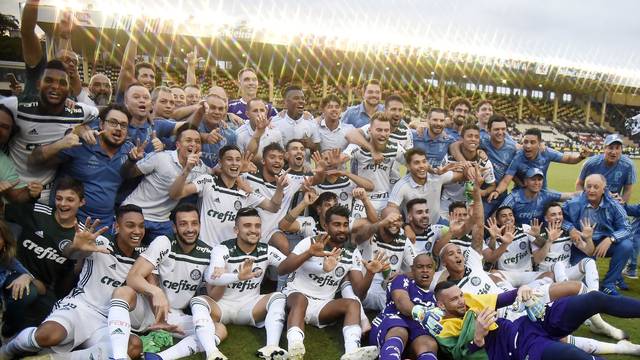 CAMPEONATO BRASILEIRO. SÉRIE A. TRIGÉSIMA SÉTIMA RODADA. FLAMENGO-RJ. CRUZEIRO-MG. VASCO-RJ. PALMEIRAS-SP. GRÊMIO-RS. VITÓRIA-BA. ATLÉTICO-PR. AMÉRICA-MG. FLUMINENSE-RJ. BAHIA-BA. INTERNACIONAL-RS. CORINTHIANS-SP. CHAPECOENSE-SC.