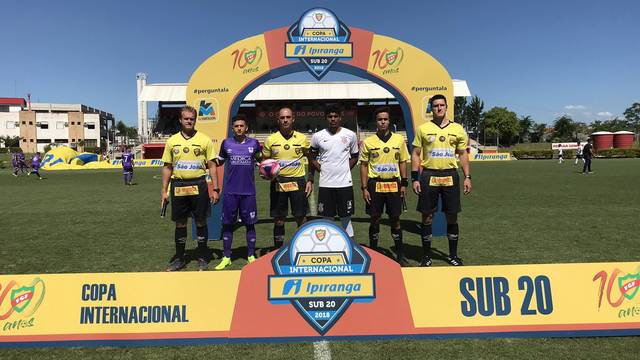 COPA RS SUB-20 DE 2018. GRUPO A. RACING. ARGENTINA. SANTOS-SP. BRASIL. BOTAFOGO-RJ. BRASIL. GRÊMIO-RS. GRUPO B. NACIONAL. URUGUAI. INDEPENDIENTE. ARGENTINA. CRUZEIRO-MG. BRASIL. SÃO PAULOS-P. BRASIL. GRUPO C. RIVER PLATE. ARGENTINA. TOLIMA. MÉXICO. VASCO-RJ. BRASIL. ATLÉTICO-MG. BRASIL. GRUPO D. JUVENTUDE-RS. BRASIL. FLUMINENSE-RJ. BRASIL. CORINTHIANS-SP. BRASIL. DEFENSOR SPORTING. URUGUAI.