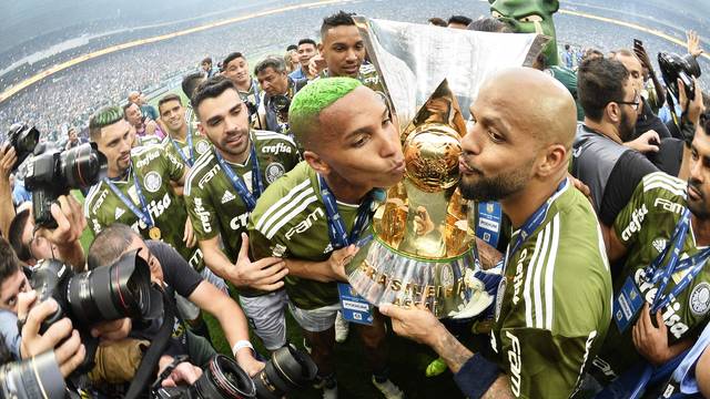 CAMPEONATO BRASILEIRO DA SÉRIE A. DE 2018. PALMEIRAS-SP. VITÓRIA-BA. GRÊMIO-RS. CORINTHIANS-SP. SPORT-PE. SANTOS-SP. CEARÁ-CE. VASCO-RJ. FLUMINENSE-RJ. AMÉRICA-MG. BAHIA-BA. CRUZEIRO-MG. CHAPECOENSE-SC. SÃO PAULO-SP. PARANÁ CLUBE-PR. INTERNACIONAL-RS. CLASSIFICAÇÃO FINAL. PALMEIRAS-SP. CAMPEÃO. FLAMENGO-RJ. VICE-CAMPEÃO. INTERNACIONAL-RS. TERCEIRO LUGAR. GRÊMIO-RS. QUARTO LUGAR. (CLASSIFICADOS PARA A FASE DE GRUPOS DA TAÇA LIBERTADORES DA AMÉRICA DE 2019). SÃO PAULO-SP. QUINTO LUGAR. ATLÉTICO-MG. SEXTO LUGAR. (CLASSIFICADO PARA A SEGUNDA FASE DA TAÇA LIBERTADORES DA AMÉRICA DE 2019). ATLÉTICO-PR. SÉTIMO LUGAR (CLASSIFICADO PARA A COPA SUL-AMERICANA DE 2019). CRUZEIRO-MG. OITAVO LUGAR. (CLASSIFICADO PARA A TAÇA LIBERTADORES DA AMÉRICA DE 2019 - TÍTULO DA COPA DO BRASIL DE 2018). BOTAFOGO-RJ. NONO LUGAR. SANTOS-SP. DÉCIMO LUGAR. BAHIA-BA. PRIMEIRO LUGAR. FLUMINENSE-RJ. DÉCIMO SEGUNDO LUGAR. CORINTHIANS-SP. DÉCIMO TERCEIRO LUGAR. (CLASSIFICADOS PARA A COPA SUL-AMERICANA DE 2019/ALÉM DO ATLÉTICO-PR). CHAPECOENSE-SC. DÉCIMO QUARTO. CEARÁ-CE. DÉCIMO QUINTO LUGAR. VASCO DA GAMA-RJ. DÉCIMO SEXTO LUGAR.SPORT-PE. DÉCIMO SÉTIMO LUGAR. REBAIXADO PARA A SÉRIE B DO CAMPEONATO BRASILEIRO DE 2019. AMÉRICA-MG. DÉCIMO OITAVO LUGAR. REBAIXADO PARA A SÉRIE B DO CAMPEONATO BRASILEIRO DE 2019. VITÓRIA-BA. DÉCIMO NONO LUGAR. REBAIXADO PARA A SÉRIE B DO CAMPEONATO BRASILEIRO DE 2019. PARANÁ CLUBE-PR. VIGÉSIMO LUGAR. REBAIXADO PARA A SÉRIE B DO CAMPEONATO BRASILEIRO DE 2019. FORTALEZA-CE. CAMPEÃO DO CAMPEONATO BRASILEIRO DA SÉRIE B DE 2018. (ACESSO AO CAMPEONATO BRASILEIRO DA SÉRIE A EM 2019). CSA-AL. VICE-CAMPEÃO DO CAMPEONATO BRASILEIRO DA SÉRIE B DE 2018. (ACESSO AO CAMPEONATO BRASILEIRO DA SÉRIE A EM 2019). AVAÍ-SC. TERCEIRO LUGAR DO CAMPEONATO BRASILEIRO DA SÉRIE B DE 2018. (ACESSO AO CAMPEONATO BRASILEIRO DA SÉRIE A EM 2019). GOIÁS-GO. QUARTO DO CAMPEONATO BRASILEIRO DA SÉRIE B DE 2018. (ACESSO AO CAMPEONATO BRASILEIRO DA SÉRIE A EM 2019).
