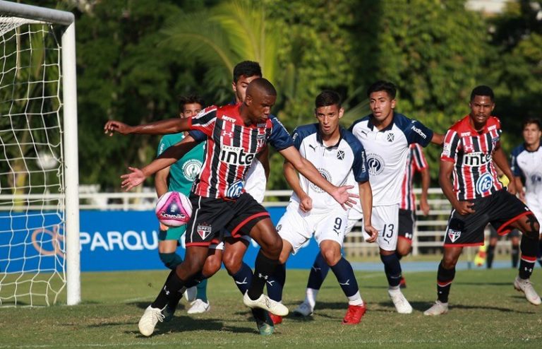 III COPA INTERNACIONAL IPIRANGA SUB-20 FEDERAÇÃO GAÚCHA DE FUTEBOL DE 2018. FASE DE GRUPOS. GRUPO A. GRÊMIO-RS. BRASIL. PRIMEIRO LUGAR. CLASSIFICADO. BOTAFOGO-RJ. BRASIL. SEGUNDO LUGAR. CLASSIFICADO. PEÑAROL. URUGUAI. TERCEIRO LUGAR. RACING. ARGENTINA. QUARTO LUGAR. SANTOS-SP. BRASIL. QUINTO LUGAR. GRUPO B. SÃO PAULO-SP. BRASIL. PRIMEIRO LUGAR. CLASSIFICADO. CRUZEIRO-MG. BRASIL.CLASSIFICADO. SEGUNDO LUGAR. NACIONAL. URUGUAI. TERCEIRO LUGAR. INDEPENDIENTE. ARGENTINA. QUARTO LUGAR. FLAMENGO-RJ. BRASIL. QUINTO LUGAR. GRUPO C. PALMEIRAS-SP. BRASIL. PRIMEIRO LUGAR. VASCO DA GAMA-RJ. BRASIL. SEGUNDO LUGAR. RIVER PLATE. ARGENTINA. TERCEIRO LUGAR. ATLÉTICO-MG. BRASIL. QUARTO LUGAR. TOLUCA. MÉXICO. QUINTO LUGAR. GRUPO D. INTERNACIONAL-RS. BRASIL. PRIMEIRO LUGAR. CORINTHIANS-SP. BRASIL. SEGUNDO LUGAR. FLUMINENSE-RJ. BRASIL. TERCEIRO LUGAR. DEFENSOR SPORTING. QUARTO LUGAR. JUVENTUDE-RS. BRASIL. QUINTO LUGAR. QUARTAS DE FINAL. PALMEIRAS-SP. BRASIL. BOTAFOGO-RJ. INTERNACIONAL-RS. BRASIL. CRUZEIRO-MG. BRASIL. GRÊMIO-RS. BRASIL. VASCO DA GAMA-RJ. BRASIL. SÃO PAULO-SP. BRASIL. CORINTHIANS-SP. BRASIL.