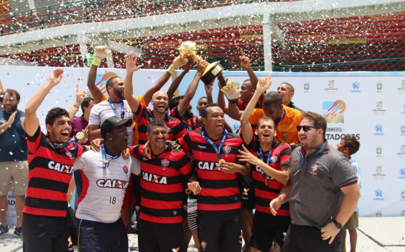 TAÇA LIBERTADORES DA AMÉRICA DE FUTEBOL DE AREIA. DE 2018. FINAL. VITÓRIA-BA. BRASIL. CAMPEÃO. VASCO-RJ. BRASIL. VICE-CAMPEÃO. SAMPAIO CORRÊA-MA. BRASIL. TERCEIRO LUGAR. ACASSUSO. ARGENTINA. QUARTO LUGAR.
