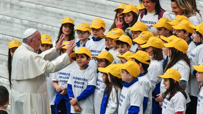 PAPA FRANCISCO. CRIANÇAS. ESPORTE.