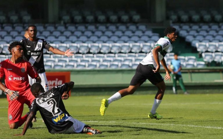 CAMPEONATO BRASILEIRO SUB-17. PRIMEIRA FASE. PRIMEIRA RODADA. GRUPO A. SPORT-PE. FLUMINENSE-RJ. SANTOS-SP. ATHLETICO-PR. CORITIBA-PR. PONTE PRETA-SP. GRUPO B. SÃO PAULO-SP. BAHIA-BA. CORINTHIANS-SP. CHAPECOENSE-SC.