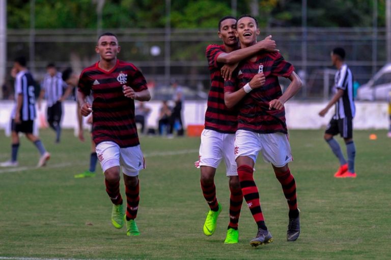 CAMPEONATO BRASILEIRO DE FUTEBOL SUB-17. SEGUNDA RODADA PRIMEIRA FASE. GRUPO A. ATLÉTICO-MG. PONTE PRETA-SP. SANTOS-SP. PALMEIRAS-SP. ATHLETICO-PR. CORITIBA-PR. VASCO-RJ. FLUMINENSE-RJ. GRUPO B. AMÉRICA-MG. CHAPECCOENSE-SC. FLAMENGO-RJ. BOTAFOGO-RJ. GRÊMIO-RS. INTERNACIONAL-RS. VITÓRIA-BA. BAHIA-BA.
