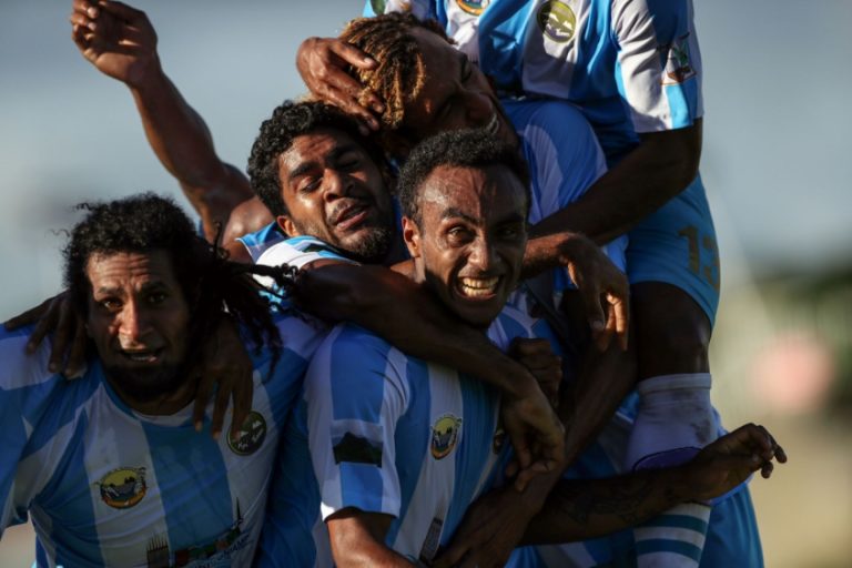 CAMPEÃO DA LIGA DOS CAMPEÕES DA OCEANIA. HIENGHENE. NOVA CALEDÔNIA. VICE-CAMPEÃO. MAGENTA. NOCA CALEDÔNIA.