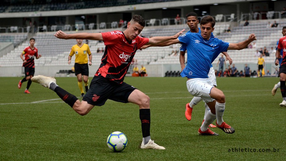CAMPEONATO BRASILEIRO SUB-17. GRUPO A. ATHLETICO-PR. CRUZEIRO-MG. VASCO-RJ. CORITIBA-PR. SPORT-PE. ATLÉTICO-MG. SANTOS-SP. PONTE PRETA-SP. GRUPO B. BOTAFOGO-RJ. SÃO PAULO-SP. CHAPECOENSE-SC. BAHIA-BA. GRÊMIO-RS. VITÓRIA-BA. CORINTHIANS-SP. INTERNACIONAL-RS.