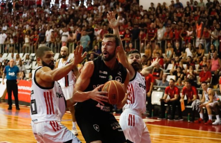 NOVO BASQUETE BRASIL. NBB.11. FLAMENGO-RJ. BOTAFOGO-RJ. VITÓRIA ALVINEGRA NO TERCEIRO JOGO. QUARTO JOGO DA SÉRIE. FRANCA-SP. FINALISTA. BAURU-SP. ELIMINADO.