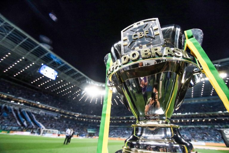 COPA DO BRASIL. FASE DE OITAVAS DE FINAL. PAYSANDU-PA. INTERNACIONAL-RS. ATLÉTICO-MG. SANTOS-SP. CRUZEIRO-MG. FLUMINENSE-RJ. CORINTHIANS-SP. FLAMENGO-RJ. SAMPAIO CORRÊA-MA. PALMEIRAS-SP. BAHIA-BA. SÃO PAULO-SP. FORTALEZA-CE. ATHLETICO-PR. GRÊMIO-RS. VILA NOVA-GO.OU. JUVENTUDE-RS.