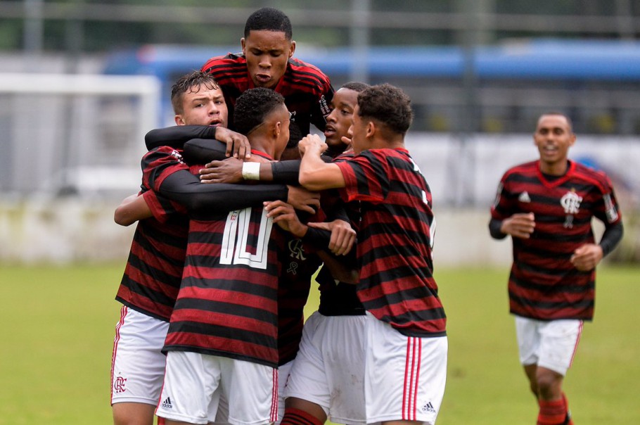 CAMPEONATO BRASILEIRO DE FUTEBOL SUB-17. PRIMEIRA FASE. GRUPO A. PALMEIRAS-SP. SPORT-PE. CORITIBA-PR. SANTOS-SP. FLUMINENSE-RJ. ATHLETICO-PR. VASCO-RJ. ATLÉTICO-MG. GRUPO B. FLAMENGO-RJ. VITÓRIA-BA. BAHIA-BA. CORINTHIANS-SP. AMÉRICA-MG. INTERNACIONAL-RS. BOTAFOGO-RJ. CHAPECOENSE-SC.