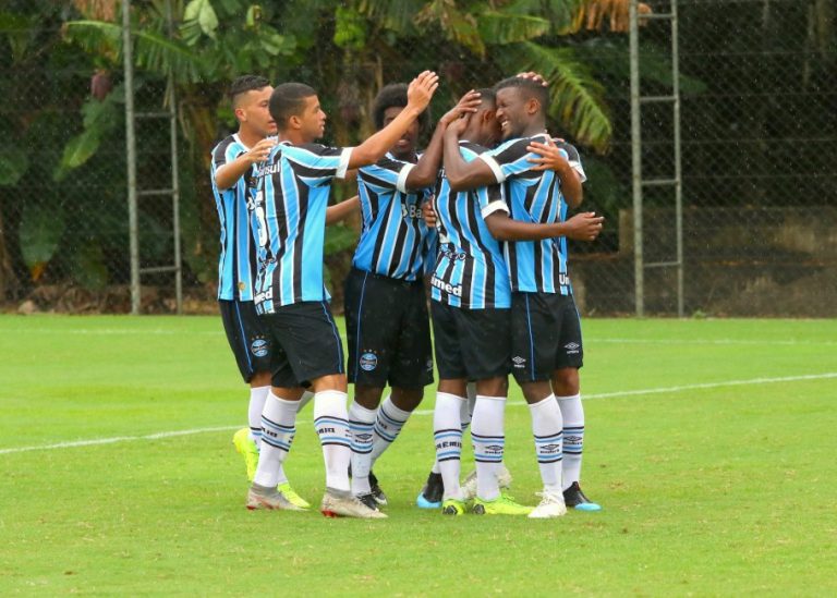 CAMPEONATO BRASILEIRO DE FUTEBOL SUB-17. GRUPO A. VASCO-RJ. SPORT-PE. CRUZEIRO-MG. CORITIBA-PR. SANTOS-SP. ATLÉTICO-MG. PONTE PRETA-SP. FLUMINENSE-RJ. GRUPO B. GRÊMIO-RS. CHAPECOENSE-SC. VITÓRIA-BA. SÃO PAULO-SP.