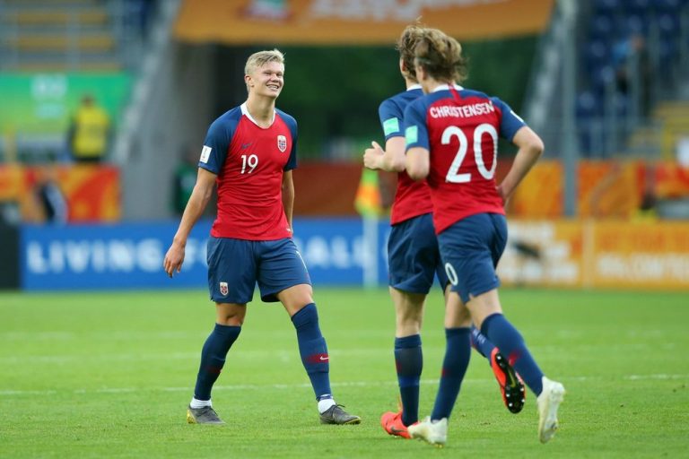 COPA DO MUNDO DE FUTEBOL SUB-20. PRIMEIRA FASE. TERCEIRA RODADA. GRUPO C. URUGUAI. PRIMEIRO COLOCADO. NOVA ZELÂNDIA. SEGUNDO COLOCADO. NORUEGA. TERCEIRO LUGAR. HONDURAS. QUARTO LUGAR.