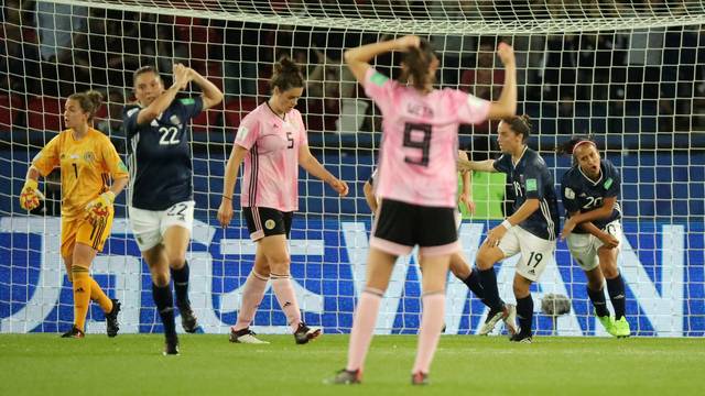 COPA DO MUNDO DE FUTEBOL FEMININO DE 2019. PRIMEIRA FASE. GRUPO D. INGLATERRA. PRIMEIRO COLOCADO. JAPÃO. SEGUNDO COLOCADO. ARGENTINA. TERCEIRO COLOCADO. ESCÓCIA. QUARTA COLOCADA.