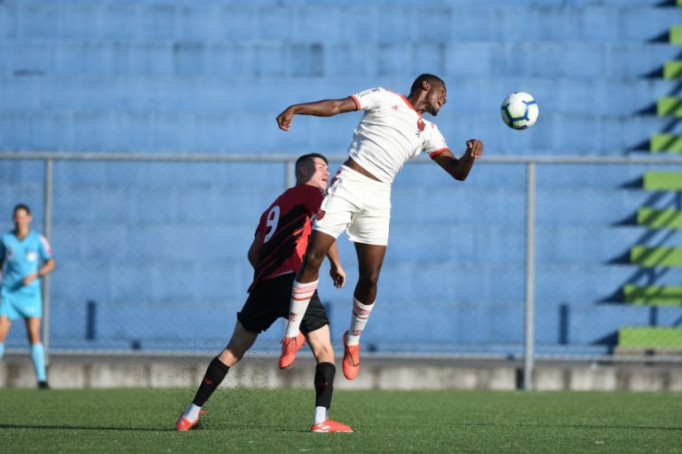 CAMPEONATO BRASILEIRO SUB-17. QUARTAS DE FINAL. JOGO DE IDA. FLAMENGO-RJ. ATHLETICO-PR. CORINTHIANS-SP. FLUMINENSE-RJ.