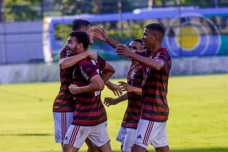CAMPEONATO BRASILEIRO DE FUTEBOL SUB-17. QUARTAS DE FINAL. FLAMENGO-RJ. CLASSIFICADO. ATHLETICO-PR. ELIMINADO. CORINTHIANS-SP. CLASSIFICADO. FLUMINENSE-RJ. ELIMINADO. SEMIFINAIS. FLAMENGO-RJ. CONTRA SÃO PAULO-SP. OU. PALMEIRAS-SP. GRÊMIO-RS. CORINTHIANS-SP.