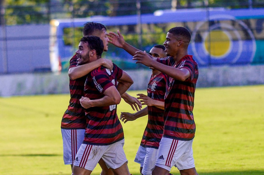 CAMPEONATO BRASILEIRO DE FUTEBOL SUB-17. QUARTAS DE FINAL. FLAMENGO-RJ. CLASSIFICADO. ATHLETICO-PR. ELIMINADO. CORINTHIANS-SP. CLASSIFICADO. FLUMINENSE-RJ. ELIMINADO. SEMIFINAIS. FLAMENGO-RJ. CONTRA SÃO PAULO-SP. OU. PALMEIRAS-SP. GRÊMIO-RS. CORINTHIANS-SP.