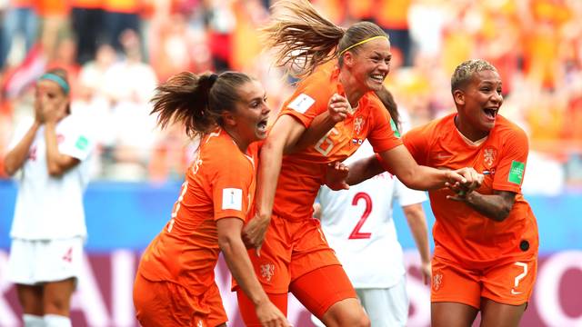 COPA DO MUNDO DE FUTEBOL FEMININO DE 2019. PRIMEIRA FASE. TERCEIRA RODADA. GRUPO E. HOLANDA., PRIMEIRA COLOCADA. CANADÁ. SEGUNDA COLOCADA. CAMARÕES. TERCEIRA COLOCADA. NOVA ZELÂNDIA. QUARTA COLOCADA.