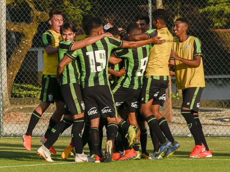 CAMPEONATO BRASILEIRO DE FUTEBOL SUB-20. PRIMEIRA FASE. AMÉRICA-MG. BAHIA-BA. SÃO PAULO-SP. VASCO-RJ. FLAMENGO-RJ. CORINTHIANS-SP. FLUMINENSE-RJ. VITÓRIA-BA. ATLÉTICO-MG. GRÊMIO-RS. PALMEIRAS-SP. SANTOS-SP. CORITIBA-PR. PONTE PRETA-SP. BOTAFOGO-RJ. SPORT-PE. CHAPECOENSE-SC. INTERNACIONAL-RS.