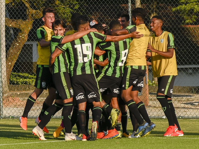 CAMPEONATO BRASILEIRO DE FUTEBOL SUB-20. PRIMEIRA FASE. AMÉRICA-MG. BAHIA-BA. SÃO PAULO-SP. VASCO-RJ. FLAMENGO-RJ. CORINTHIANS-SP. FLUMINENSE-RJ. VITÓRIA-BA. ATLÉTICO-MG. GRÊMIO-RS. PALMEIRAS-SP. SANTOS-SP. CORITIBA-PR. PONTE PRETA-SP. BOTAFOGO-RJ. SPORT-PE. CHAPECOENSE-SC. INTERNACIONAL-RS.