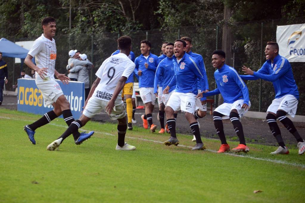 CAMPEONATO BRASILEIRO DE FUTEBOL SUB-17. SEMIFINAL. JOGO DE VOLTA. CORINTHIANS-SP. CLASSIFICADO. GRÊMIO-RS. ELIMINADO. FINAL. FLAMENGO-RJ. CORINTHIANS-SP.