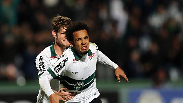 CAMPEONATO BRASILEIRO DA SÉRIE B. PRIMEIRA FASE. DÉCIMA RODADA. CORITIBA-PR. SÃO BENTO-SP. PONTE PRETA-SP. Rafinha marcou o gol da vitória do Coritiba. (Foto: Globoesporte.globo.com)
