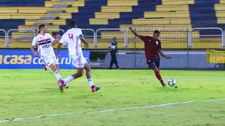 CAMPEONATO BRASILEIRO DE FUTEBOL SUB-17. SEMIFINAL. JOGO DE VOLTA. FLAMENGO-RJ. CLASSIFICADO. SÃO PAULO-SP. ELIMINADO. FINAL. FLAMENGO-RJ. CONTRA CORINTHIANS-SP. OU GRÊMIO-RS.