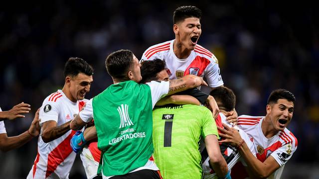 TAÇA LIBERTADORES DA AMÉRICA. OITAVAS DE FINAL. JOGOS DE VOLTA. RIVER PLATE. ARGENTINA. CLASSIFICADO. CRUZEIRO-MG. BRASIL. ELIMINADO. PALMEIRAS-SP. BRASIL. CLASSIFICADO. GODOY CRUZ. ARGENTINA. ELIMINADO. LIGA DEPORTIVA UNIVERSITÁRIA. EQUADOR. CLASSIFICADO. OLIMPIA. PARAGUAI. ELIMINADO.