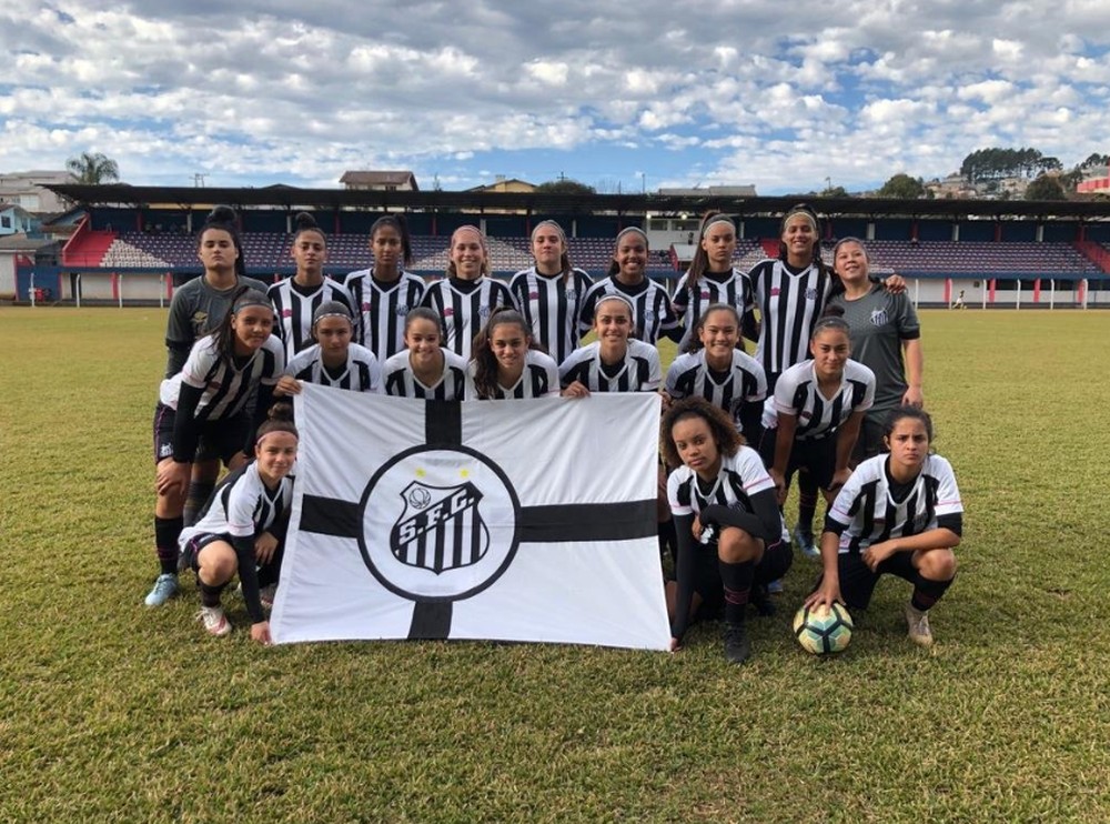 CAMPEONATO BRASILEIRO DE FUTEBOL FEMININO SUB-18. PRIMEIRA FASE. QUINTA RODADA. GRUPO A. SANTOS-SP. KINDERMANN-SC. FOZ CATARATAS-PR. ATLÉTICO-MG. GRUPO B. FERROVIÁRIA-SP. CORINTHIANS-SP. INTERNACIONAL-RS. CHAPECOENSE-SC. GRUPO C. SÃO PAULO-SP. CRUZEIRO-MG. PONTE PRETA-SP. BOTAFOGO-RJ. GRUPO E. VITÓRIA-BA. VITÓRIA-PE. FLAMENGO-RJ. SÃO FRANCISCO-BA.