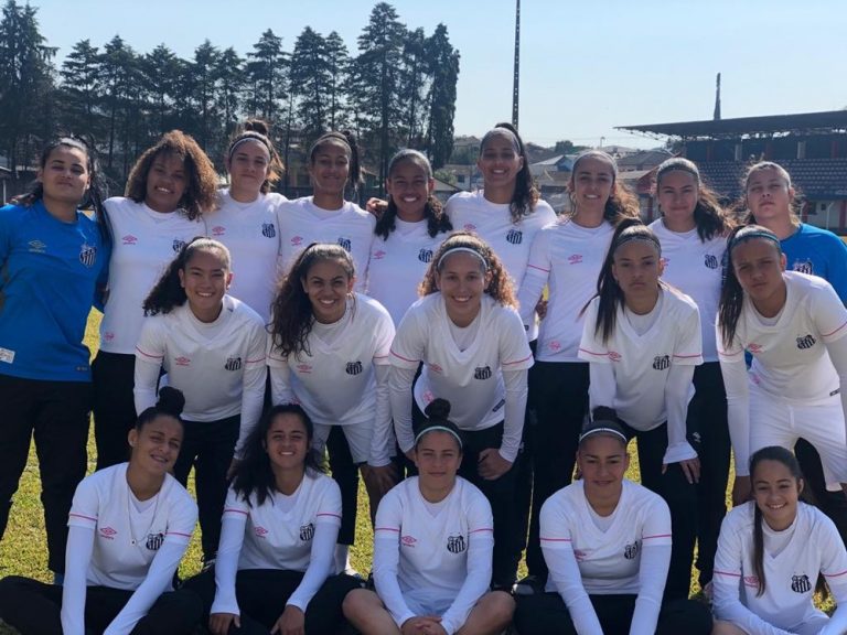 CAMPEONATO BRASILEIRO FEMININO SUB-18. PRIMEIRA FASE. QUARTA RODADA. GRUPO A. SANTOS-SP. ATLÉTICO-MG. KINDERMANN-SC. FOZ CATARATAS-PR. GRUPO B. CORINTHIANS-SP. INTERNACIONAL-RS. CHAPECOENSE-SC. FERROVIÁRIA-SP. GRUPO C. CRUZEIRO-MG. SÃO PAULO-SP. PONTE PRETA-SP. BOTAFOGO-RJ. GRUPO E. FLAMENGO-RJ. VITÓRIA-BA. VITÓRIA-PE. SÃO FRANCISCO-BA.