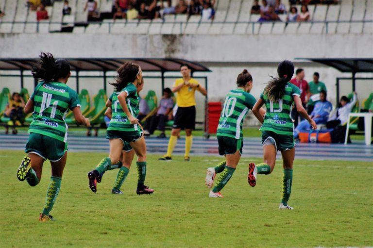 CAMPEONATO BRASILEIRO DE FUTEBOL FEMININO SUB-18. PRIMEIRA FASE. SEXTA RODADA. GRUPO D. FLUMINENSE-RJ. PRIMEIRO COLOCADO. PALMEIRAS-SP. SEGUNDO COLOCADO. MINAS ICESP-DF. TERCEIRO COLOCADO. BAHIA-BA. QUARTO COLOCADO. GRUPO F. VASCO-RJ. PRIMEIRO COLOCADO. IRANDUBA-AM. SEGUNDO COLOCADO. PAYSANDU. TERCEIRO COLOCADO. PINHEIRENSE-PA. QUARTO LUGAR.