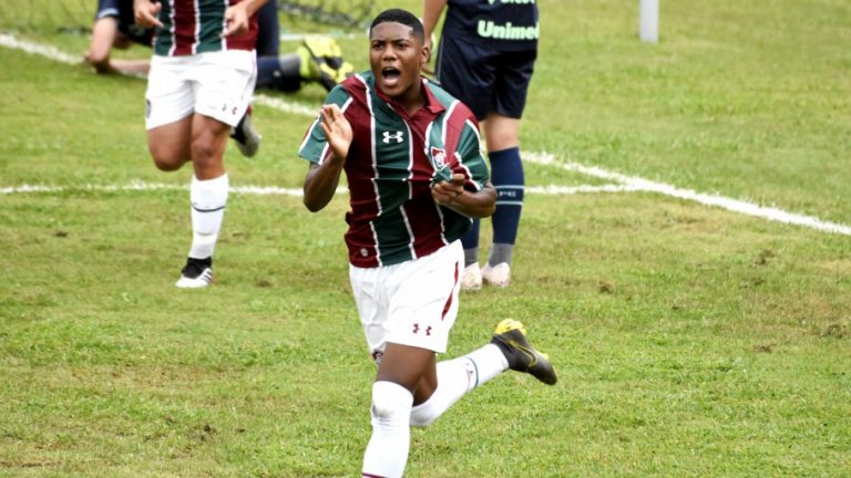CAMPEONATO BRASILEIRO SUB-20. PRIMEIRA FASE. DÉCIMA OITAVA RODADA. BAHIA-BA. CORINTHIANS-SP. VITÓRIA-BA. PALMEIRAS-SP. GRÊMIO-RS. SÃO PAULO-SP. FLUMINENSE-RJ. CHAPECOENSE-SC. BOTAFOGO-RJ. SANTOS-SP. CORITIBA-PR. INTERNACIONAL-RS.