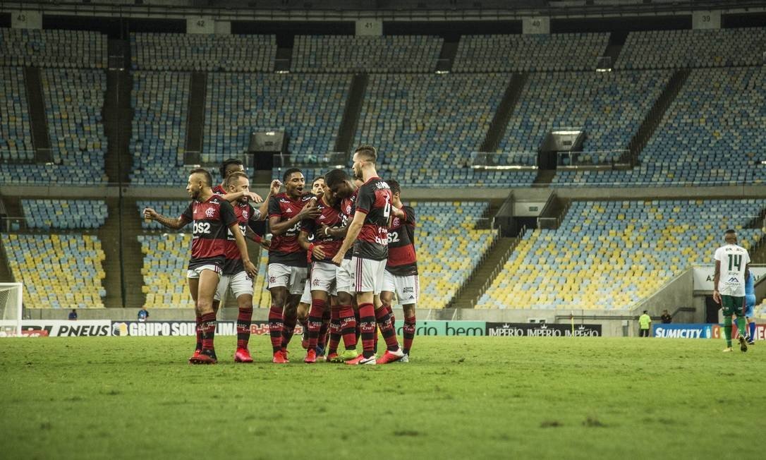 ESTÁDIO SEM TORCIDA.