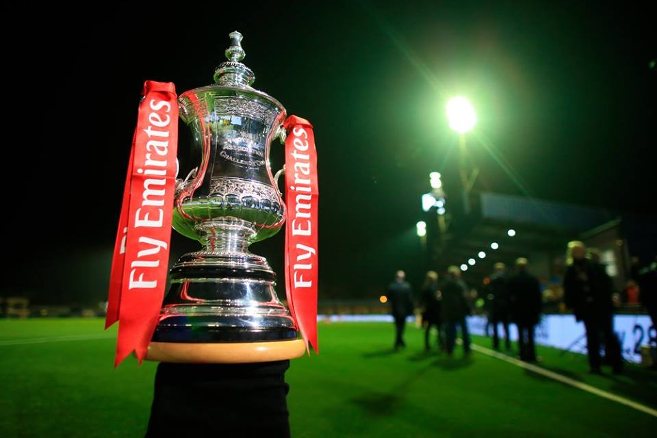 TAÇA DA COPA DA INGLATERRA. JUNHO. FINAL EM AGOSTO.