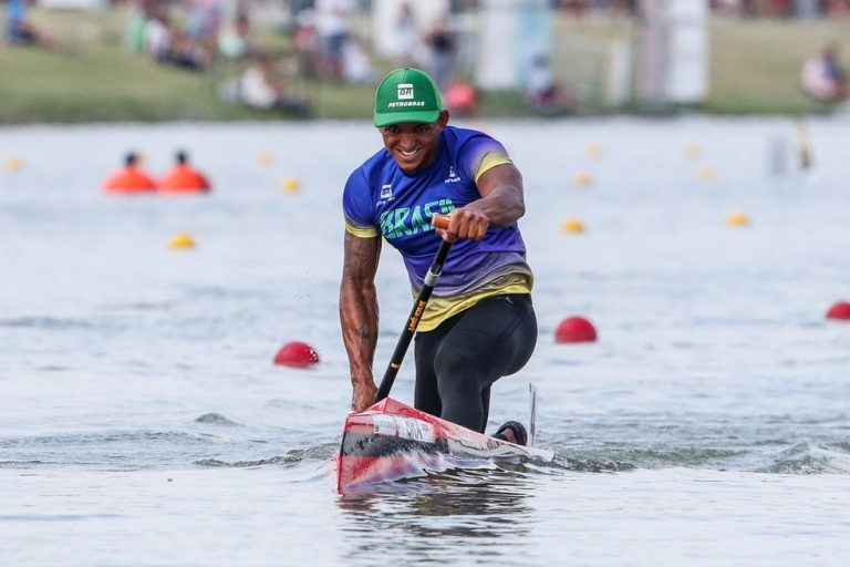 ESPORTES NO BRASIL E NO MUNDO.